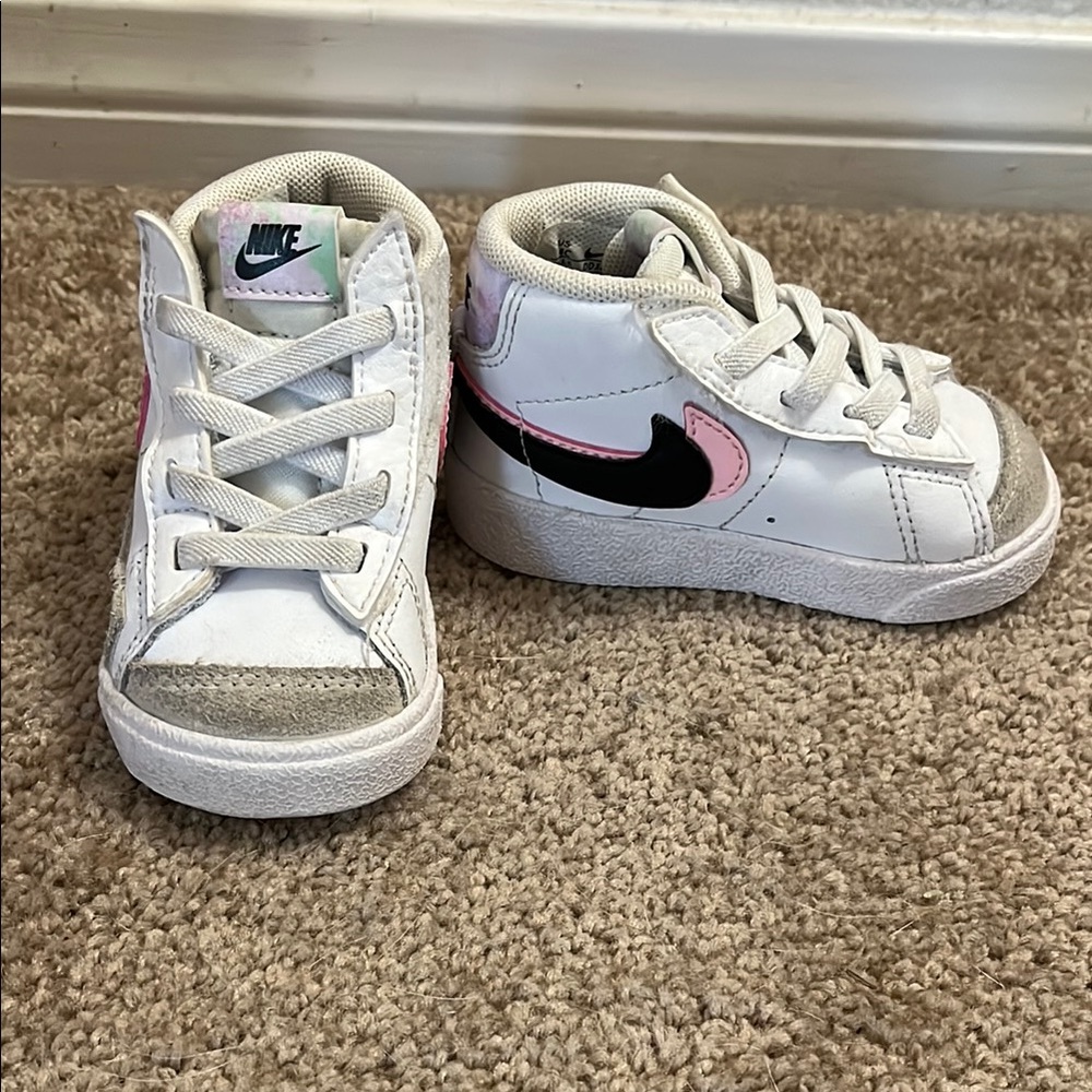 Nike White and Pink Sneakers Classic Design size 4